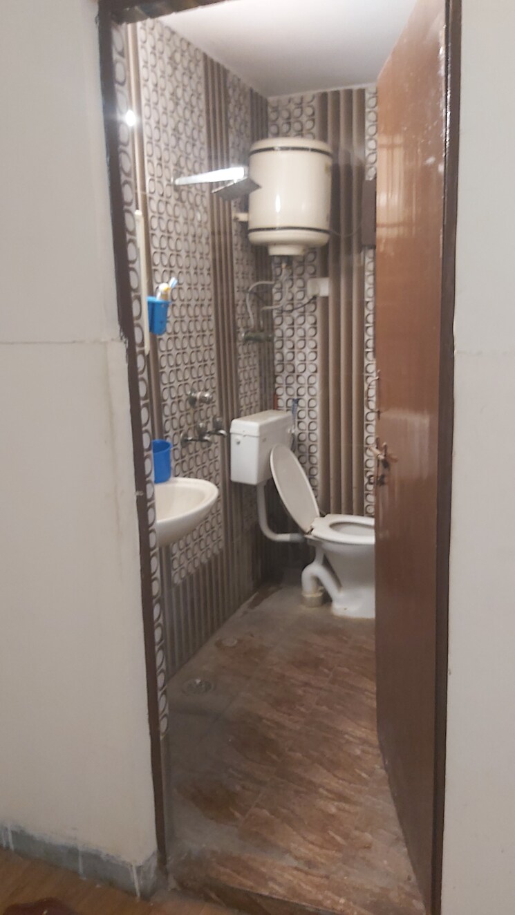 Bathroom, mayur vihar 3.5 Bedroom 1180 Sq.Ft. Apartment In Mayur Vihar Delhi 8724339