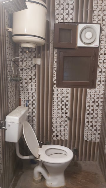 Attached Bathroom in 3.5 BHK Apartment at Mayur Vihar – for Rent