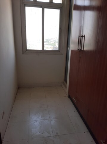 Room in 5 BHK Penthouse at Omaxe NRI City Apartments, Omega Ii Greater Noida – for Rent