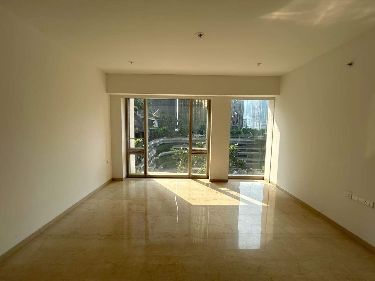 2 BHK + Servant Room Apartment For Rent in Lodha The Park