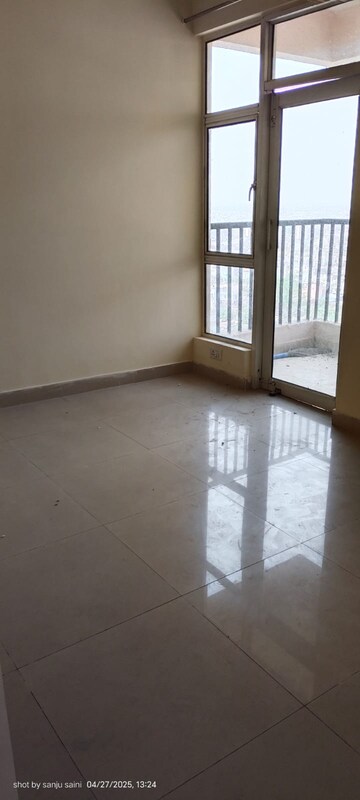 Room in 2 BHK Apartment at Gaur City 2 - 16th Avenue, Sector 16c Greater Noida – for Rent