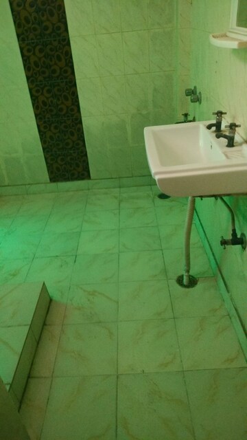 Bathroom in 1 BHK Builder Floor at Sector 11 – for Rent