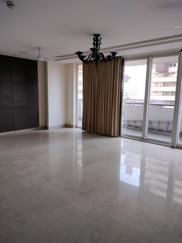 Room in 5 BHK Apartment at Salcon The Verandas, Sector 54 – for Rent