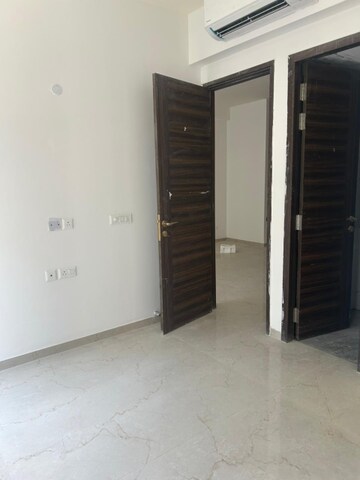 Room in 3 BHK Apartment at Smart World Orchard, Sector 61 – for Rent