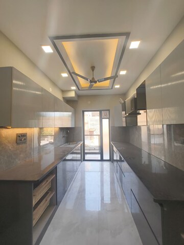 Building Lobby in 2.5 BHK Builder Floor at RWA Apartments Sector 26, Sector 26 – for Rent