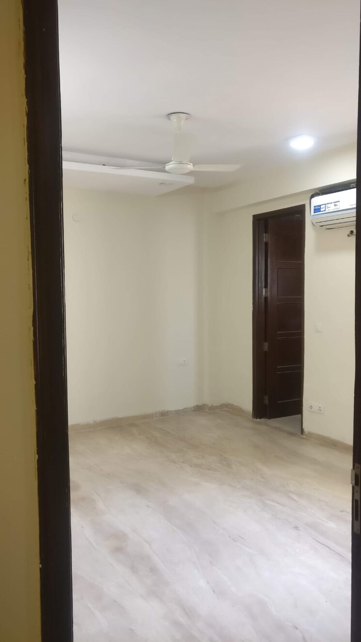 Room, green park 3 Bedroom 250 Sq.Yd. Builder Floor In Green Park Delhi 8724609