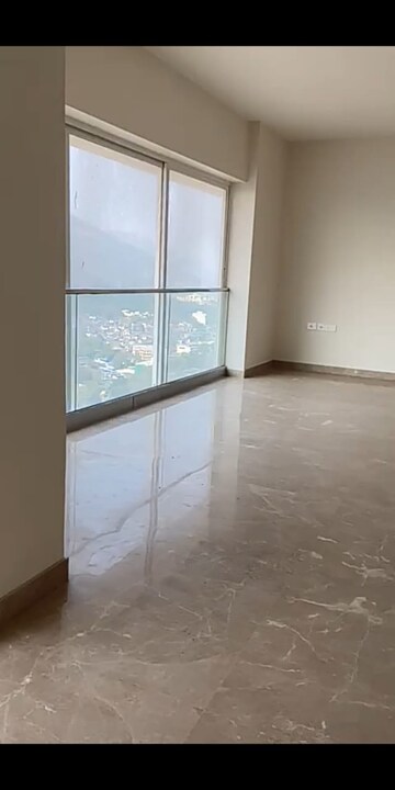 Room in 4 BHK Apartment at Sheth Montana, Mulund West – for Sale