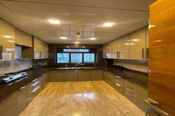 Bedroom in 4 BHK Apartment at Kalpataru Horizon, Worli – for Rent