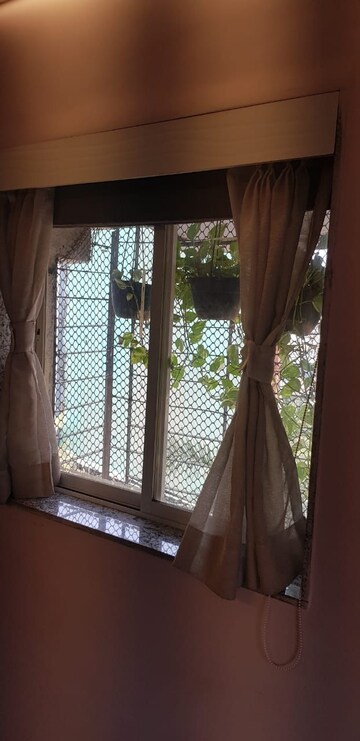 Room in 1 BHK Apartment at Sejal Park Society, Dahisar East – for Rent
