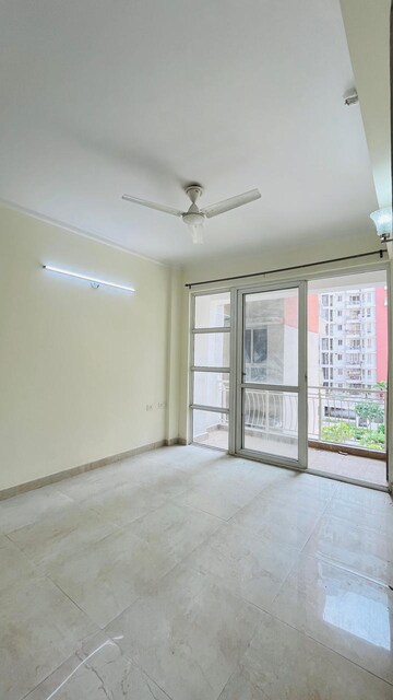 Room in 2 BHK Apartment at Gaur Yamuna City Gaur Suites, Gaur Yamuna City – for Rent