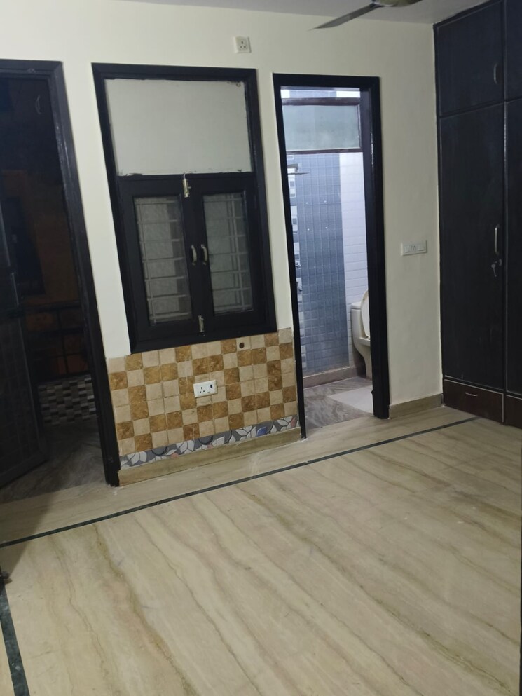 Room, burari 3 Bedroom 100 Sq.Yd. Builder Floor In Burari Delhi 8725463