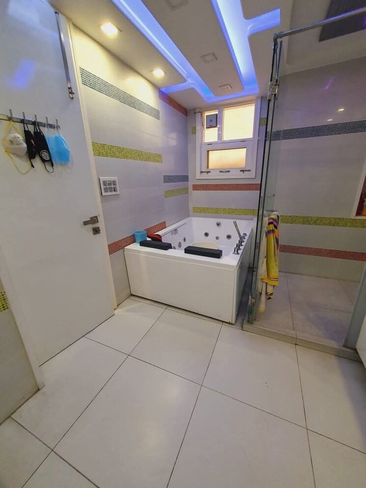 Bathroom, burari 3 Bedroom 135 Sq.Yd. Builder Floor In Burari Delhi 8725493