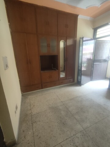 Room in 3 BHK Apartment at Sector 7 Dwarka – for Rent