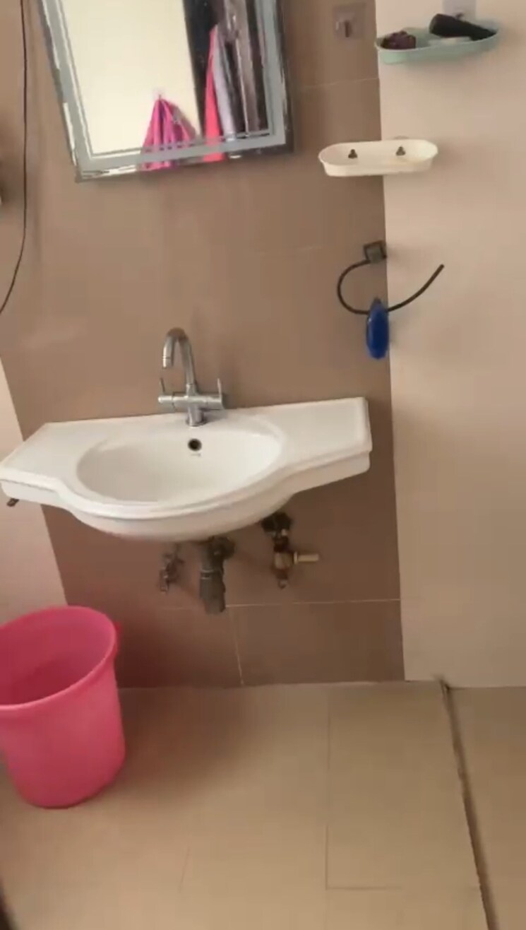 Bathroom, ramprastha-pearl-court 4 Bedroom 2200 Sq.Ft. Apartment In Vaishali Sector 7 Ghaziabad 8725782