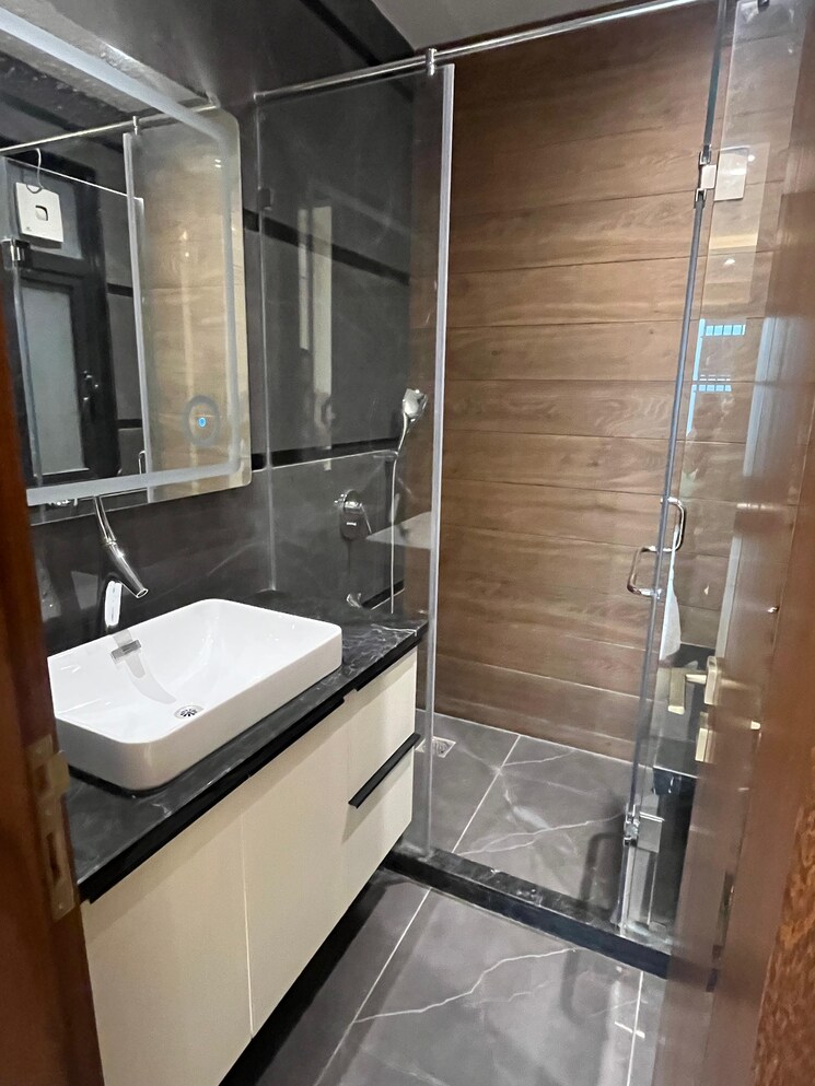Bathroom, dlf phase i 4 Bedroom 300 Sq.Yd. Builder Floor In Dlf Phase I Gurgaon 8725609
