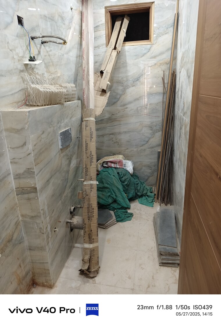 Bathroom, laxmi nagar 3.5 Bedroom 100 Sq.Yd. Builder Floor In Laxmi Nagar Delhi 8725838