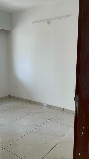 Room in 4 BHK Apartment at Eldeco Latitude 27, Iim Road – for Sale