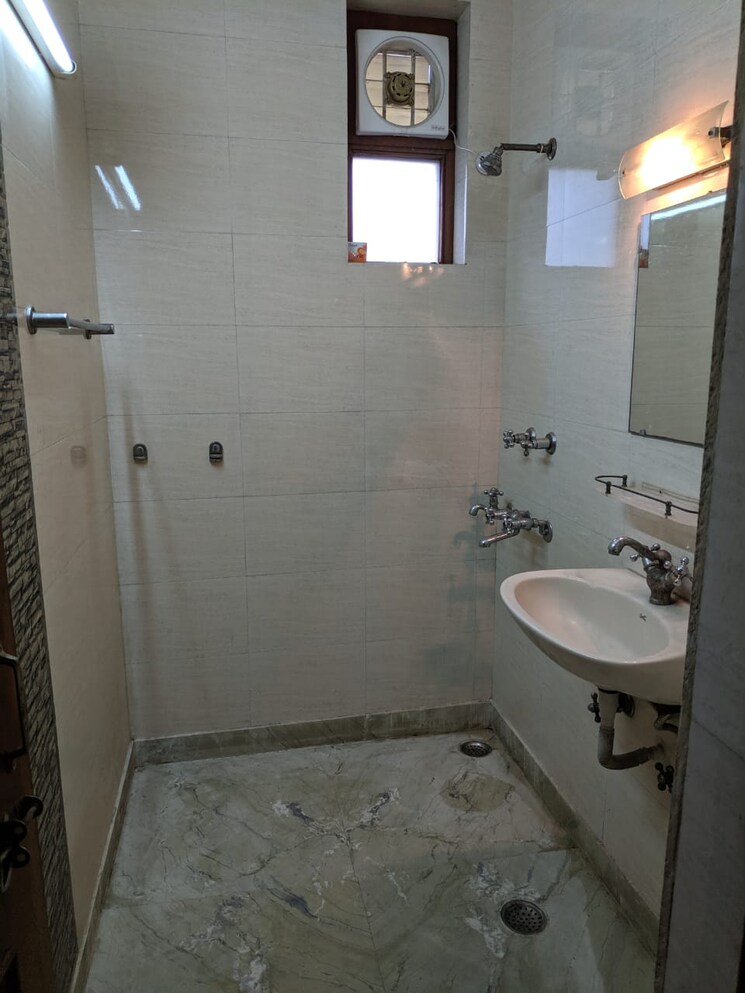 Bathroom, lajpat nagar ii 2 Bedroom 900 Sq.Ft. Builder Floor In Lajpat Nagar ii Delhi 8726375