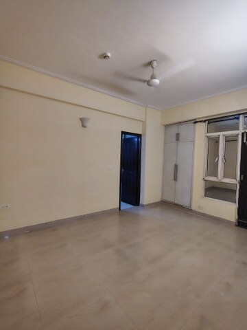Room in 3 BHK Apartment at Amrapali Centurian Park, Tech Zone 4 Greater Noida – for Rent
