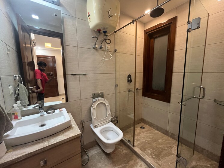 Bathroom, defence colony 3 Bedroom 1953 Sq.Ft. Builder Floor In Defence Colony Delhi 8727202