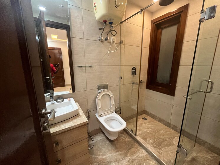 Bathroom, defence colony 3 Bedroom 1953 Sq.Ft. Builder Floor In Defence Colony Delhi 8727202