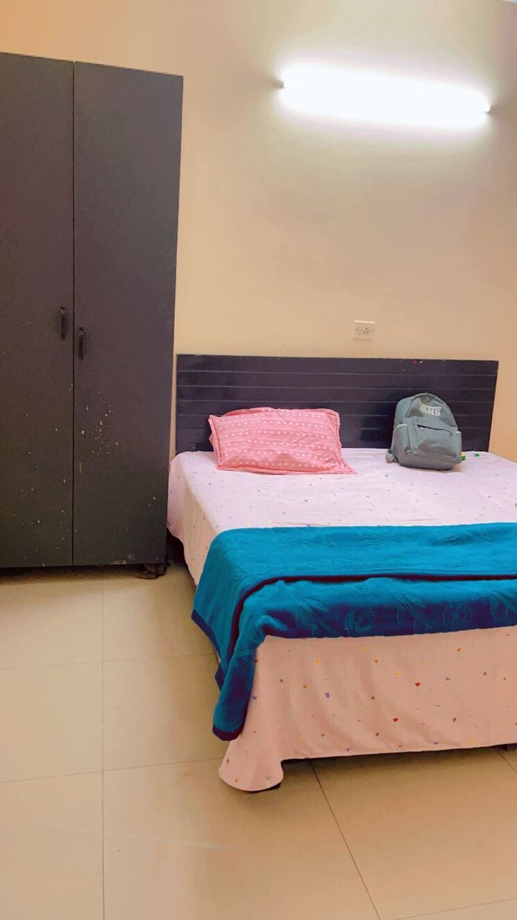 Bedroom, sector 52 3 Bedroom 200 Sq.Mt. Builder Floor In Sector 52 Noida 8727330