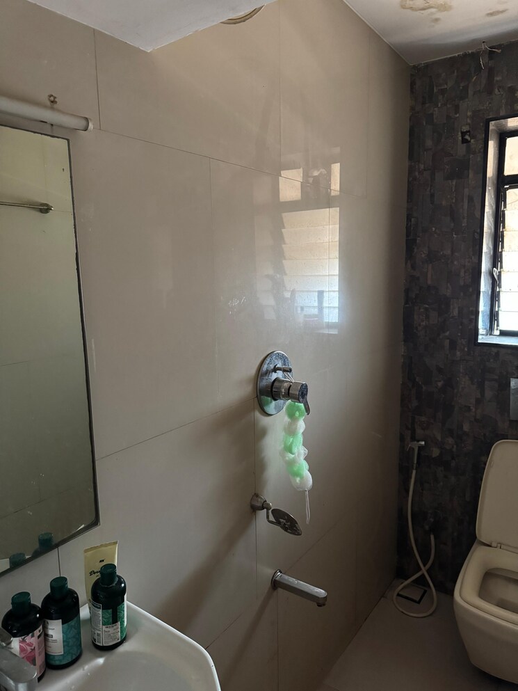 Bathroom, saraswati-chs-vile-parle-west 2 Bedroom 720 Sq.Ft. Apartment In Vile Parle West Mumbai 8727551