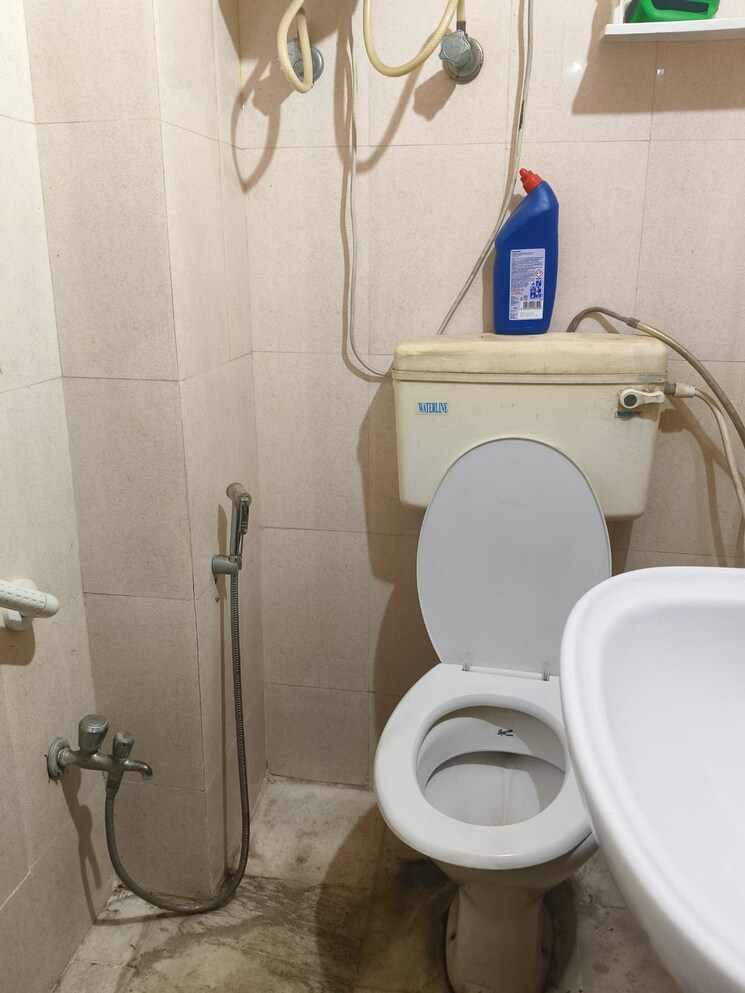 Bathroom, boring road 3 Bedroom 1400 Sq.Ft. Apartment In Boring Road Patna 8727542