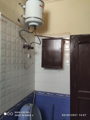 Bathroom in 1 BHK Builder Floor at Sector 52 – for Rent