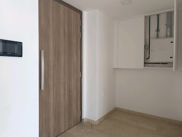 Room in 2 BHK Apartment at Lodha Complex Lower Parel, Lower Parel – for Rent