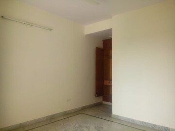Room in 3 BHK Builder Floor at Sector 50 – for Rent