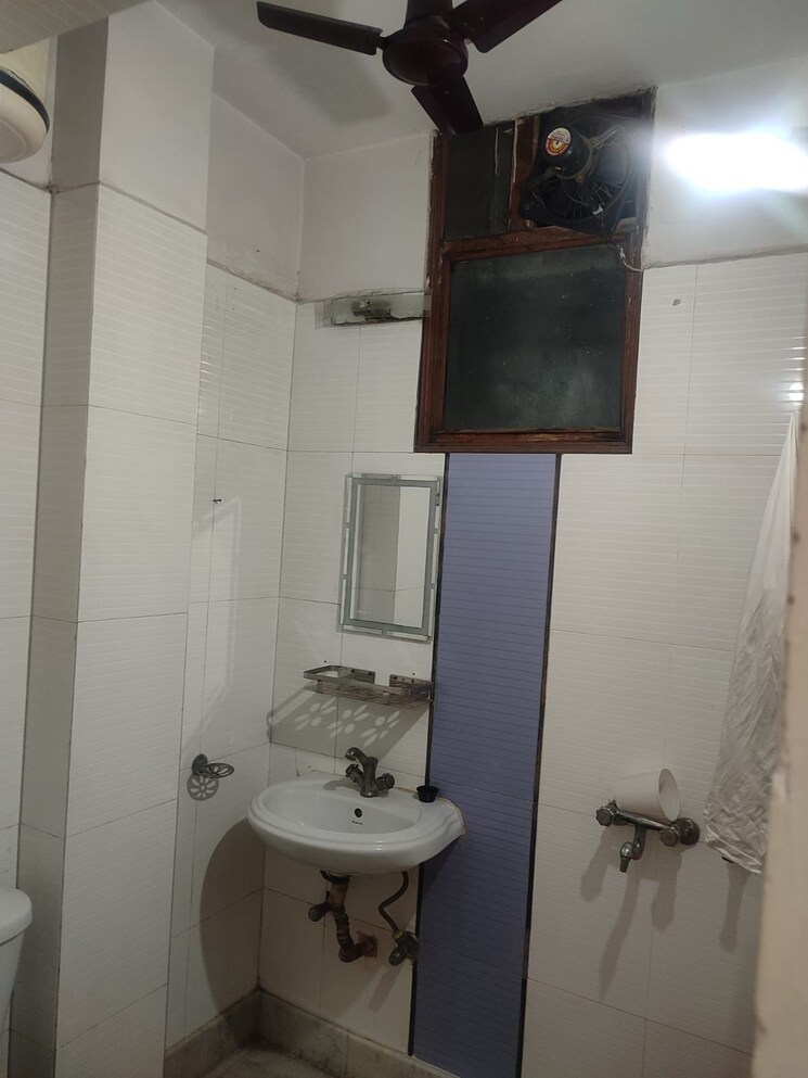 Bathroom, lajpat nagar ii 3 Bedroom 1000 Sq.Ft. Builder Floor In Lajpat Nagar ii Delhi 8728038