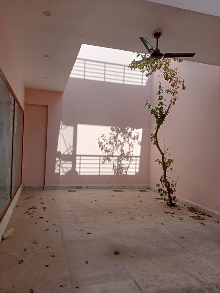 Room, kanth road 4 Bedroom 200 Sq.Mt. Villa In Kanth Road Moradabad 8728538