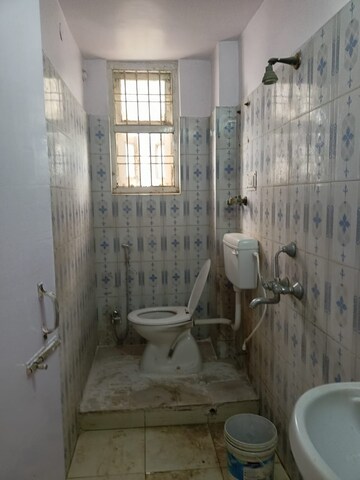Bathroom in 2 BHK Apartment at Fraser Road Area – for Rent