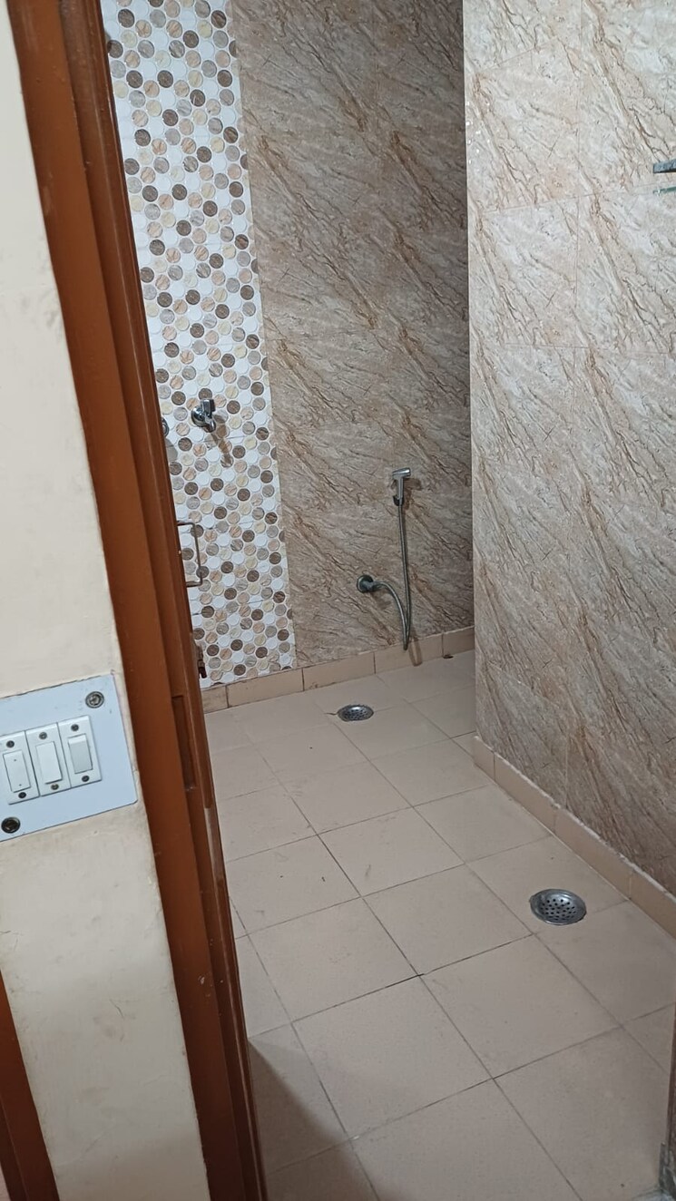 Bathroom, lajpat nagar ii 2 Bedroom 700 Sq.Ft. Builder Floor In Lajpat Nagar ii Delhi 8728868