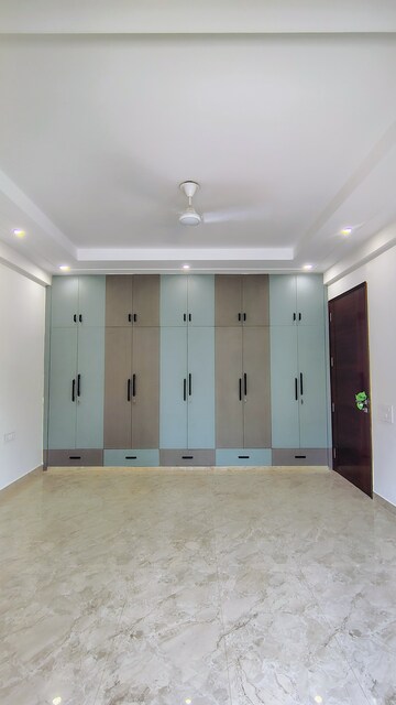 Building Lobby in 3 BHK Builder Floor at DLF City Gurgaon, Sector 27 – for Rent