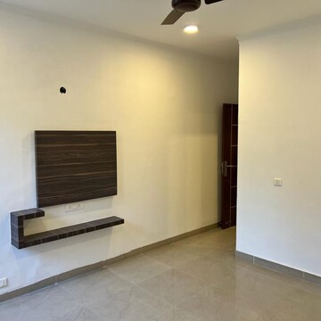 Room in 3 BHK Builder Floor at Unitech Woodstock Floors, Nirvana Country – for Rent
