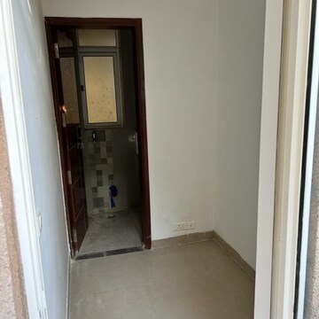 Room in 3 BHK Builder Floor at Unitech Woodstock Floors, Nirvana Country – for Rent