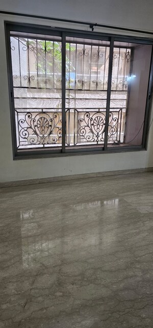 Room in 2 BHK Apartment at Khar West – for Sale
