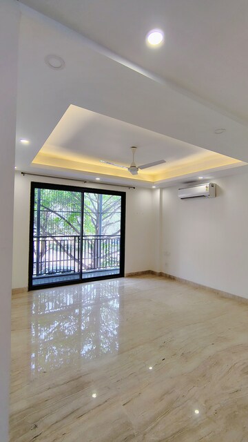 Room in 3 BHK Builder Floor at M3M Atrium, Sector 57 – for Rent