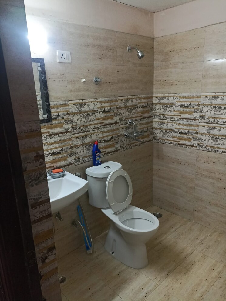 Bathroom, amrapali-golf-homes 2.5 Bedroom 945 Sq.Ft. Apartment In Sector 4 Greater Noida Greater Noida 8729401