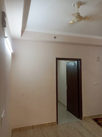 Room in 2.5 BHK Apartment at Amrapali Golf Homes, Sector 4 Greater Noida – for Rent