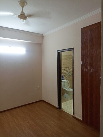 Room in 2.5 BHK Apartment at Amrapali Golf Homes, Sector 4 Greater Noida – for Rent
