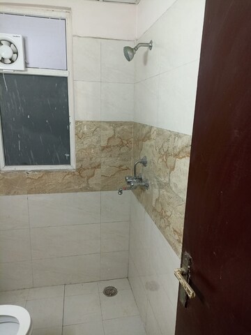 Bathroom in 2.5 BHK Apartment at Amrapali Golf Homes, Sector 4 Greater Noida – for Rent