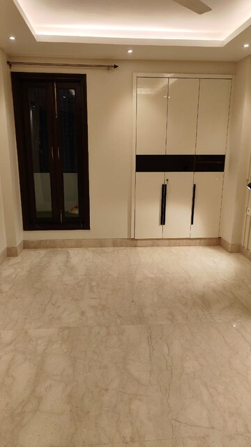 Room in 3 BHK Apartment at Ahinsa Khand 2 – for Sale