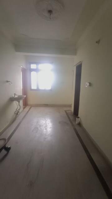 Room in 2 BHK Apartment at Kidwaipuri – for Rent
