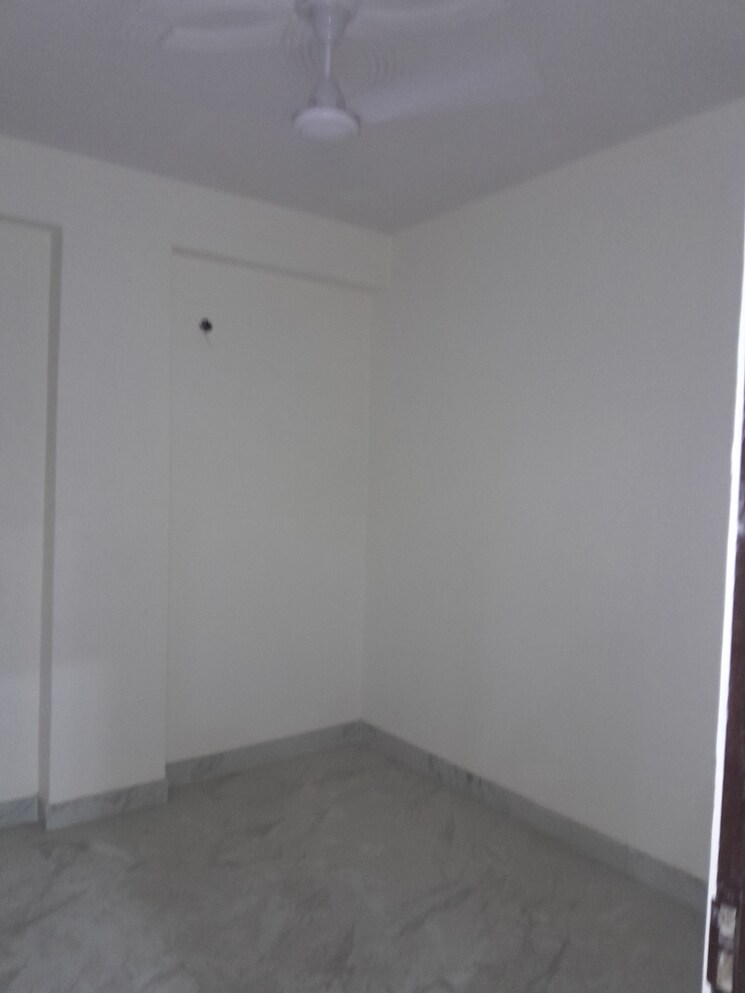 Room, baraula 2.5 Bedroom 65 Sq.Yd. Builder Floor In Baraula Noida 8730367