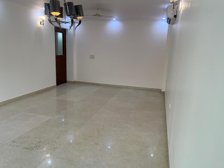 Room, rwa-apartments-sector-39 3 Bedroom 350 Sq.Mt. Independent House In Sector 39 Noida 8730444