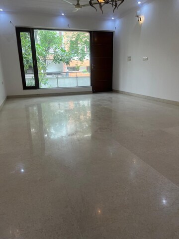 Room in 3 BHK Independent House at RWA Apartments Sector 39, Sector 39 – for Rent