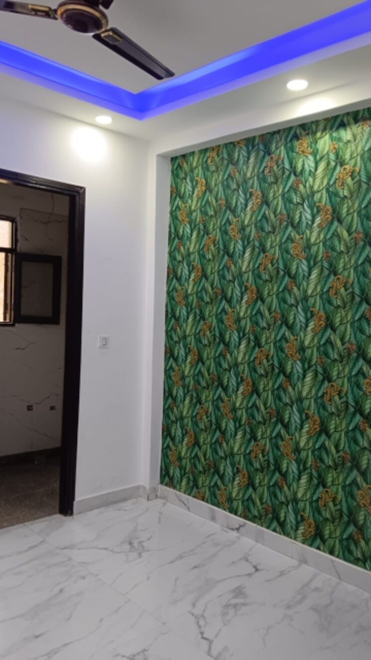 Room, sector 73 2 Bedroom 920 Sq.Ft. Builder Floor In Sector 73 Noida 8730556